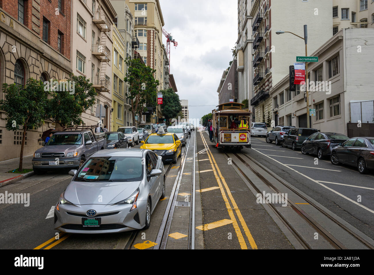 SAN FRANCISCO - Febbraio 08, 2019: Funivia su San Francisco strade. È il mondo dell'ultima azionato manualmente il cavo del sistema di auto ed è l'icona della Foto Stock