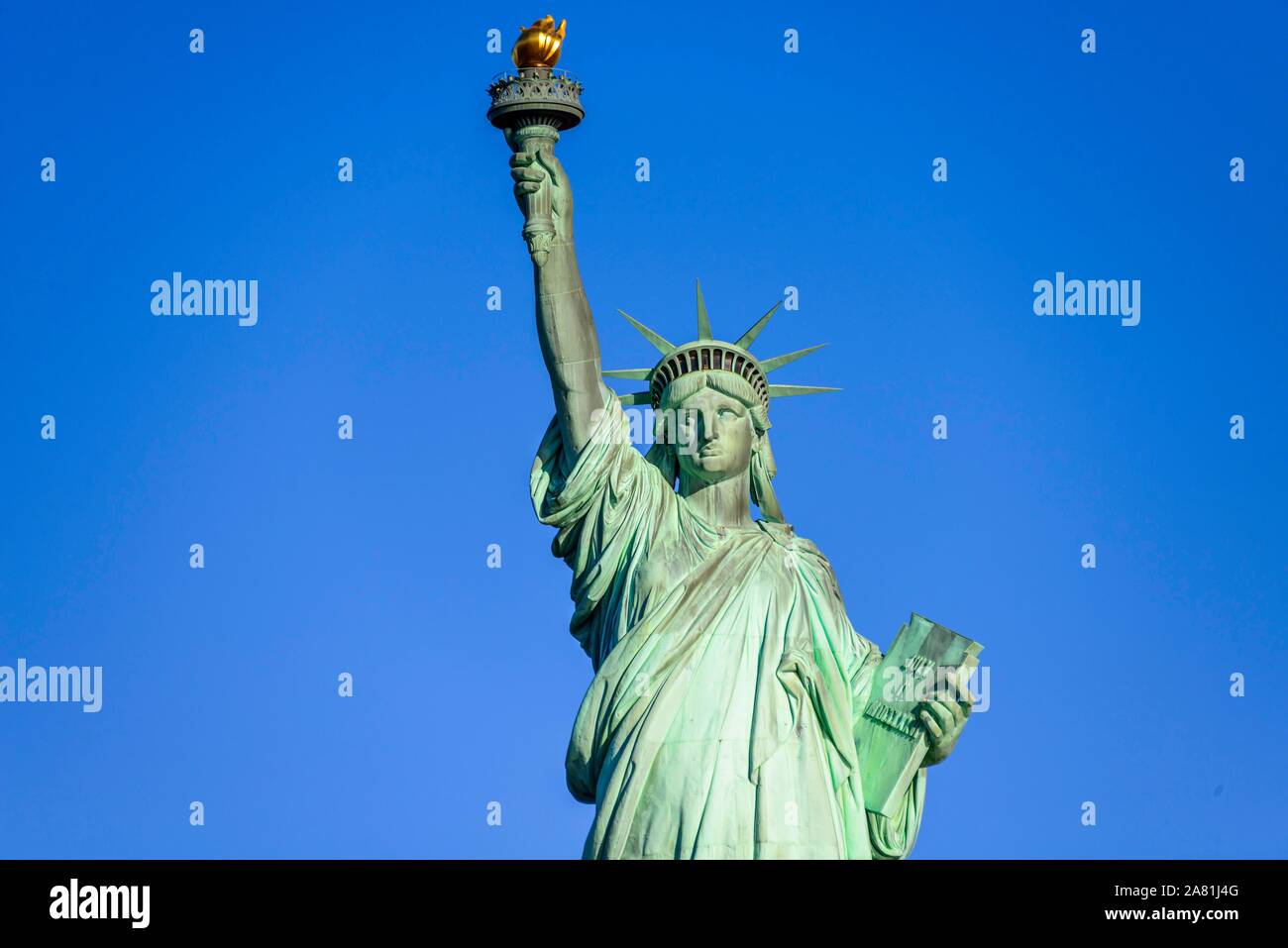 Statua della Libertà nella parte anteriore del cielo blu, Liberty Island e la Statua della Libertà monumento nazionale, la città di New York, New York, Stati Uniti d'America Foto Stock
