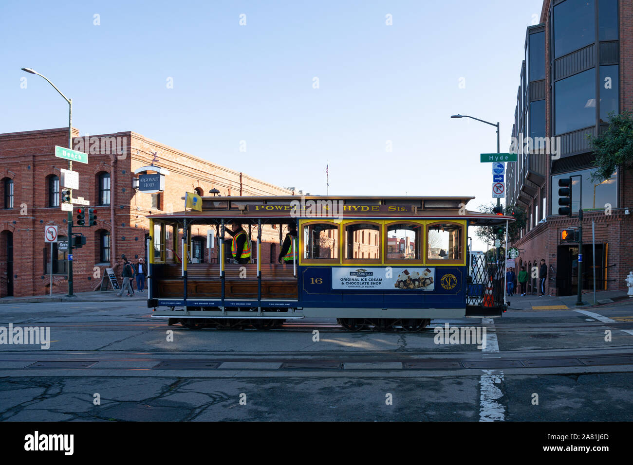 SAN FRANCISCO - Febbraio 08, 2019: Funivia su San Francisco strade. È il mondo dell'ultima azionato manualmente il cavo del sistema di auto ed è l'icona della Foto Stock