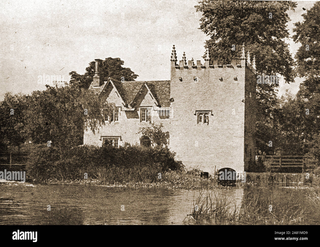 L'ex (residenziale ora?) Cokethorpe Mill, Oxfordshire con torre a corona circa 1930s Foto Stock