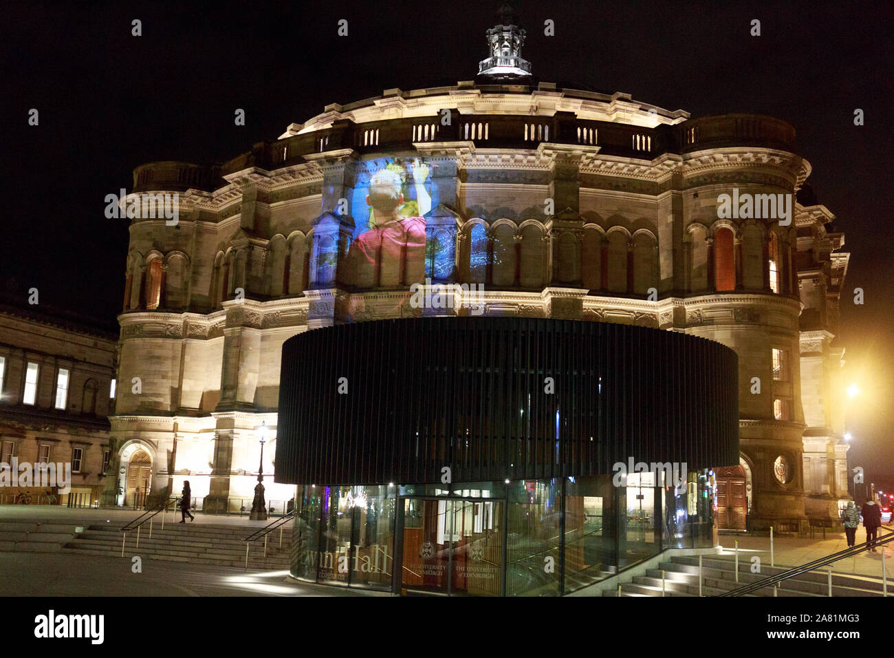 Edimburgo, Scozia. 5 novembre. 2019. Premere il tasto di chiamata per celebrare la loro stagione 2020/2021 lancio, Scottish Ballet ha collaborato con artisti Alan McGowan per creare un appositamente commissionato arte visiva proiezione che è stato presentato a Edimburgo. Foto: immagini proiettate su Università di Edimburgo di McEwan Hall edificio. Pak@ Mera/Alamy Live News Foto Stock
