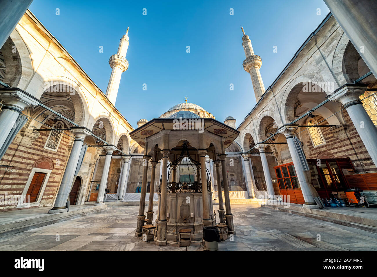 ISTANBUL, Turchia, 5 novembre 2019: angolo ampio cortile dettagli dalla moschea Laleli, una settecentesca Ottoman Imperial moschea si trova in Laleli,Istanbul. Foto Stock