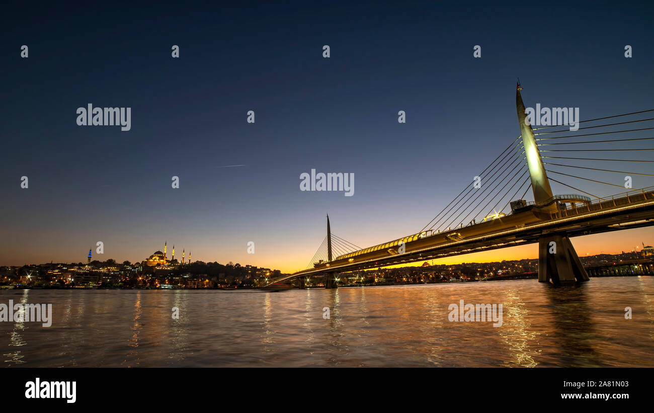 Metro Halic Bridge e Golden Horn di notte, Istanbul, Turchia Foto Stock