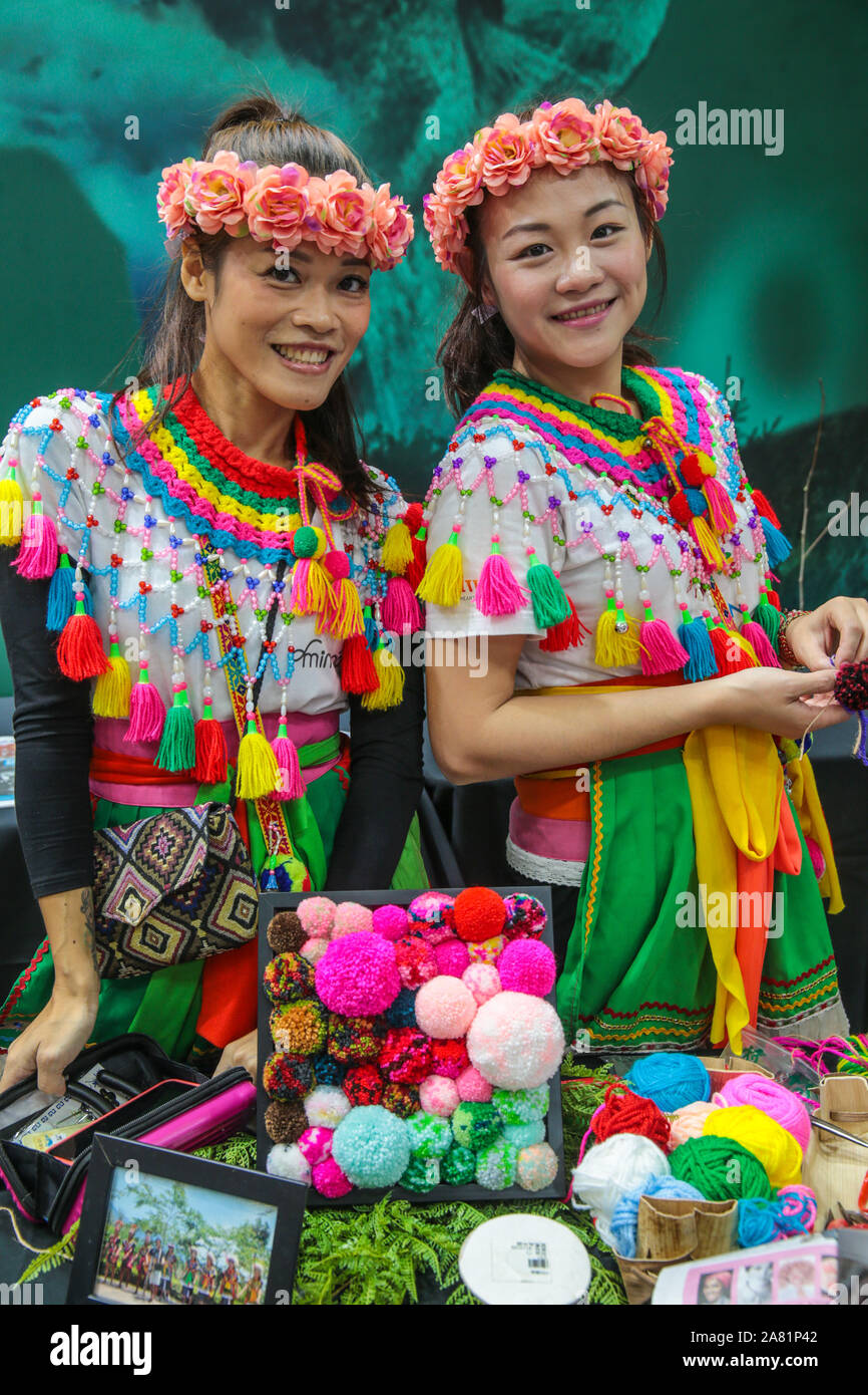 Londra REGNO UNITO 05 novembre 2019 colori vibranti delle culture del mondo indossano i loro costumi tradizionali portando un coloratissimo festival per il commercio mondiale evento di mercato a Londra Excel,che riunisce 51.000 global travel trade professionisti sotto uno stesso tetto per trovare nuovi contatti, discutere di affari per il prossimo anno e condividere la conoscenza per spostare il settore in avanti,Paolo Quezada-Neiman/Alamy Live News Foto Stock