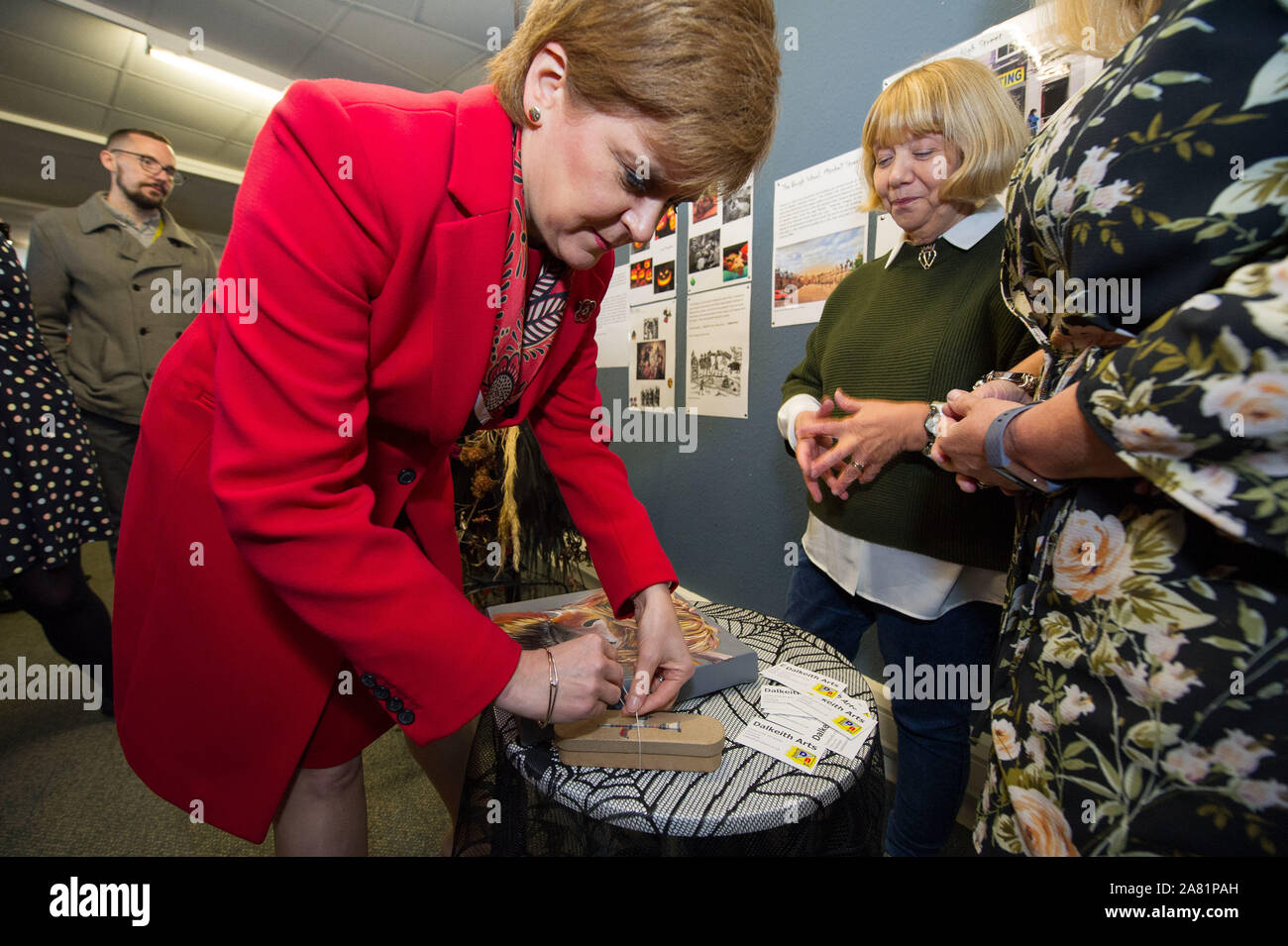 Dalkeith, Regno Unito. Il 5 novembre 2019. Nella foto: (sinistra-destra) Nicola Storione MSP - Primo ministro di Scozia e il Leader del Partito nazionale scozzese (SNP); Maria Blair; Margaret Bititci. Primo Ministro Nicola Storione unisce Owen Thompson, SNP candidato per Midlothian, alla campagna in Dalkeith. Parlando davanti alla visita, Nicola Storione detto: "Brexit è lontano da un affare fatto." "Anche se Boris Johnson è stato quello di ottenere il suo affare passati, che sarebbe solo l'inizio - non sono il fine - dei negoziati commerciali con la UE." Credito: Colin Fisher/Alamy Live News. Credito: Colin Fisher/Alamy Live News Foto Stock