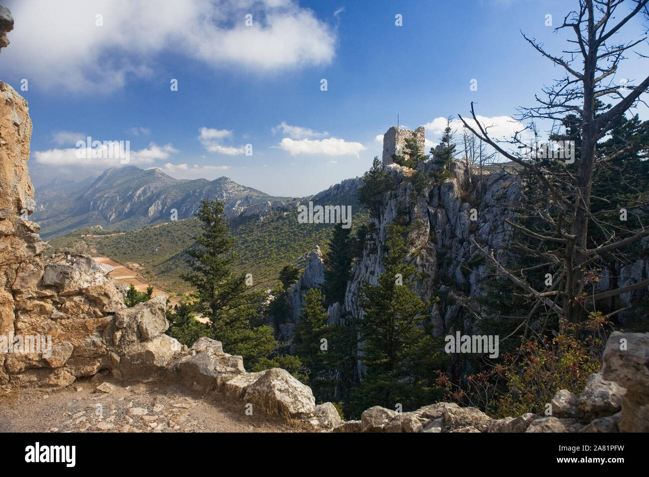 Montagne, rocce e alberi a Saint Hilarion Castello, la parte settentrionale di Cipro Foto Stock