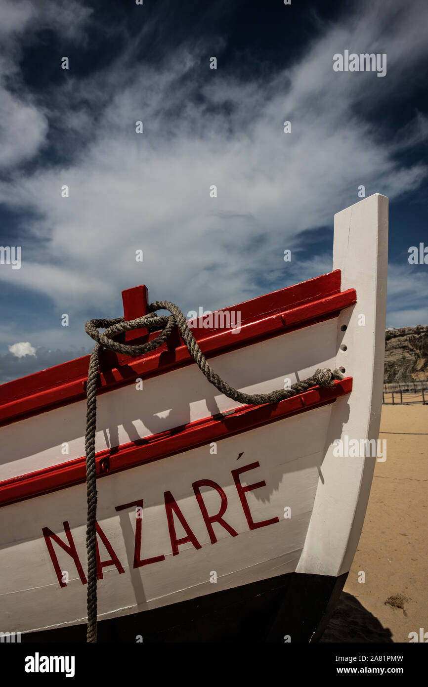 Barca tradizionale presso la spiaggia da nazare, Portogallo Foto Stock