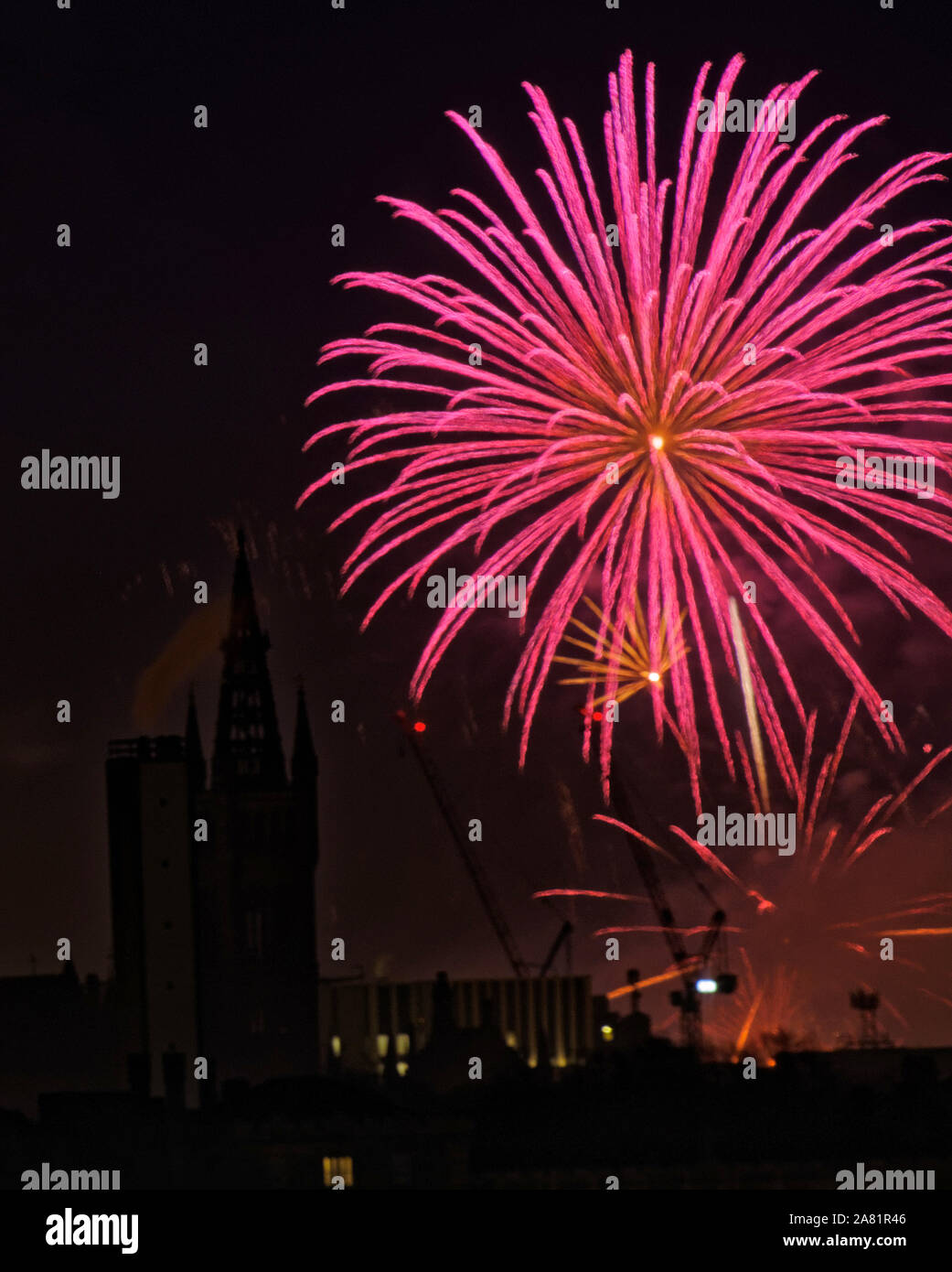 Glasgow, Scotland, Regno Unito 5 Novembre, 2019. La municipale della città di fuochi d'artificio per celebrare la notte dei falò era visibile da dieci miglia di distanza oltre la gotica Torre dell orologio dell'Università di Glasgow. Gerard Ferry/ Alamy Live News Foto Stock