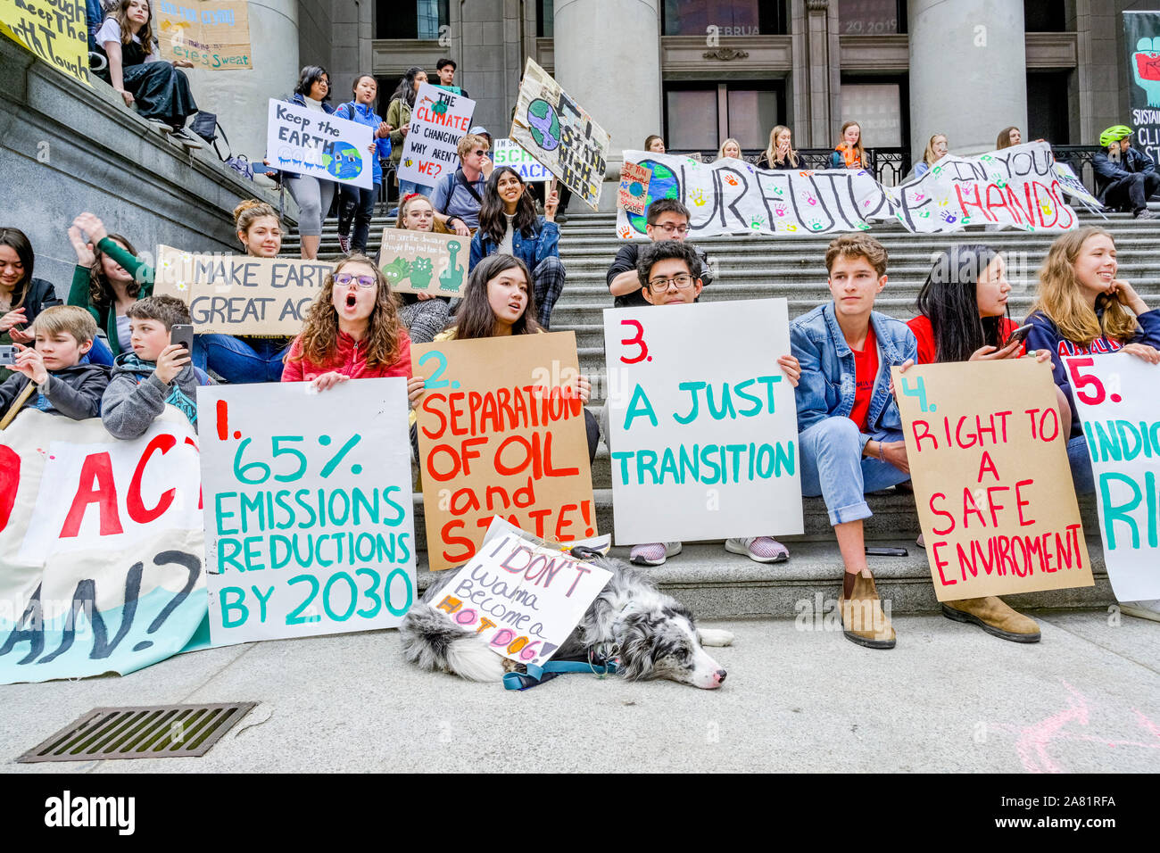 Clima Sustainabiliteens sciopero. Gli studenti saltare la scuola e protestare contro la mancanza di azione sul cambiamento climatico, Galleria d'Arte di Vancouver, Vancouver, British Columb Foto Stock