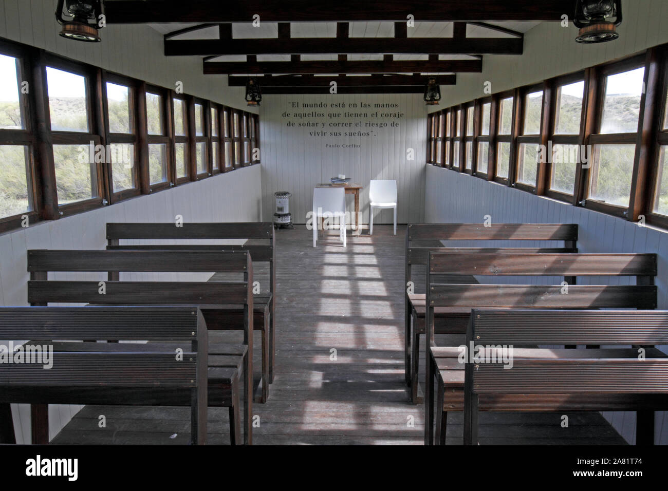 El Pedral lodge, vicino a Puerto Madryn , Chubut Provincia, Patagonia, Argentina. Santuario del pinguino globale della società. Treno di trasporto. Foto Stock