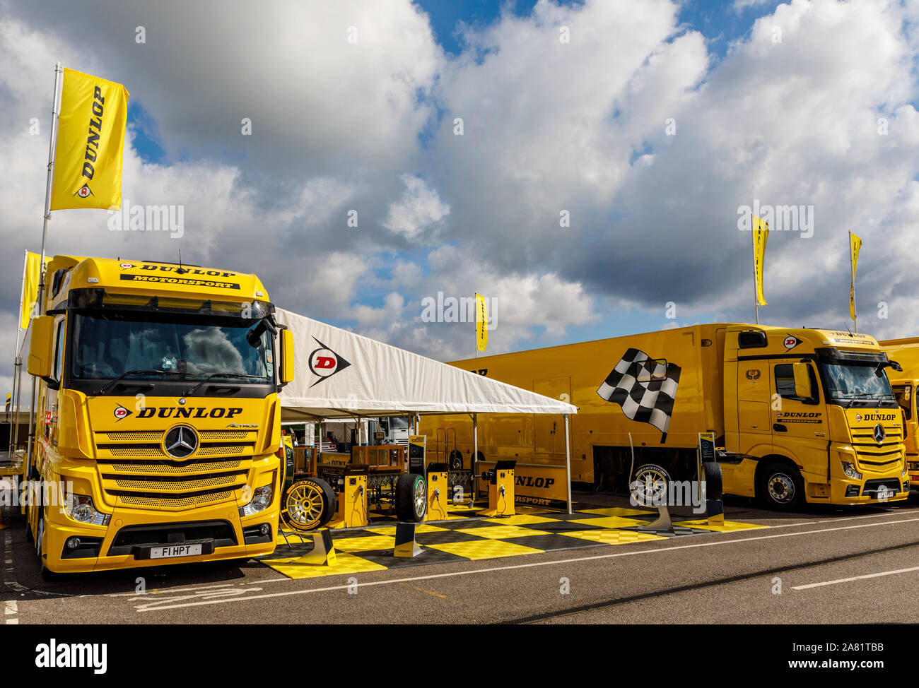 Dunlop Mercedes Actros camion telaio il supporto al 2019 riunione BTCC a Snetterton, Norfolk, Regno Unito. Foto Stock