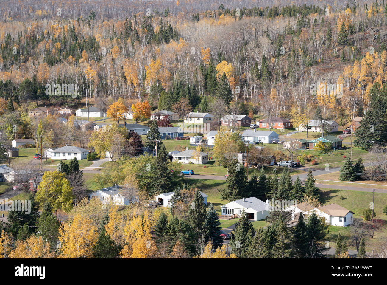 La baia di argento, Minnesota - Ottobre 20, 2019: Antenna overhead birds eye view di argento Bay Minnesota città in autunno. Un quartiere residenziale è mostrato Foto Stock