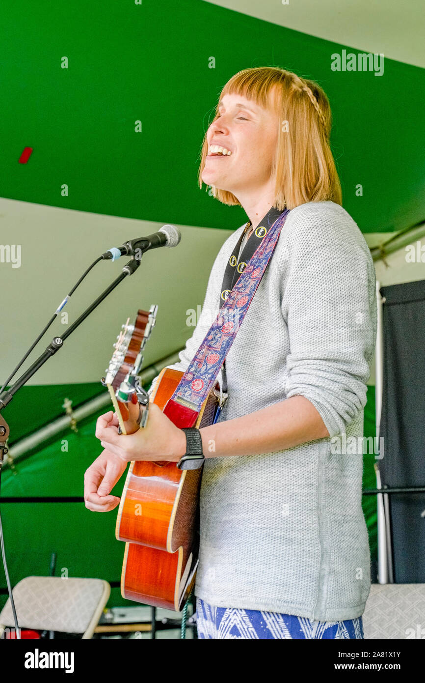 Cantante, compositore Jessica Heine, Canmore Folk Music Festival, Canmore, Alberta, Canada Foto Stock
