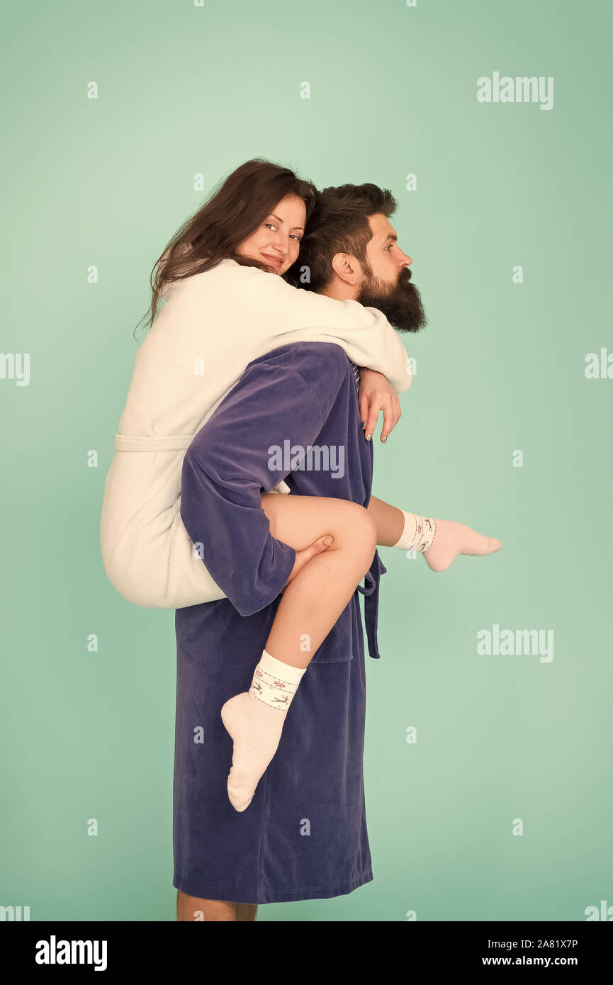 Matura in accappatoi avendo divertimento. La fiducia e il supporto. Il vero amore. Consente di rimanere a casa. Essi sono gente più vicina. Il supporto in qualsiasi momento. Supporto affidabile. Bel giovane piggybacking bella donna. Foto Stock