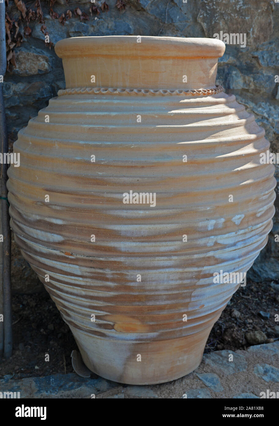 Grande vaso di argilla utilizzati per decorare un giardino. (Pithos) Concetto: ceramica. Foto Stock