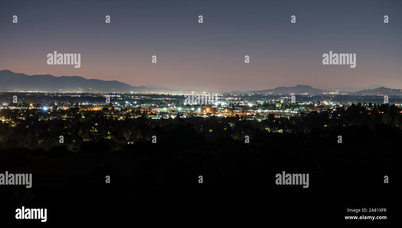 Predawn panoramica San Fernando Valley View dalla Santa Susana Montagne in Los Angeles, California. Foto Stock