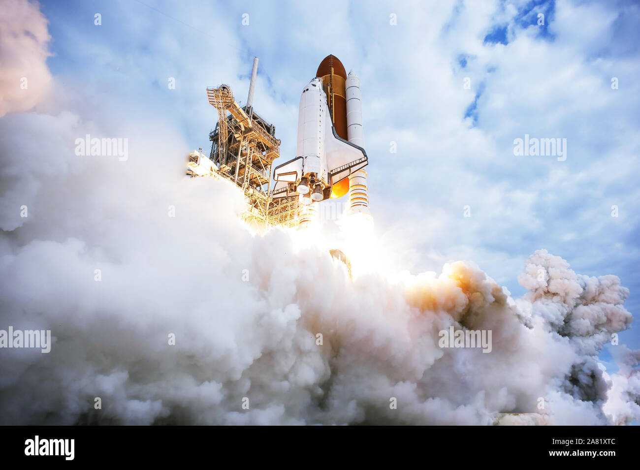 Spazio di lancio shottle contro il cielo stellato. Gli elementi di questa immagine sono state arredate dalla NASA. Foto Stock