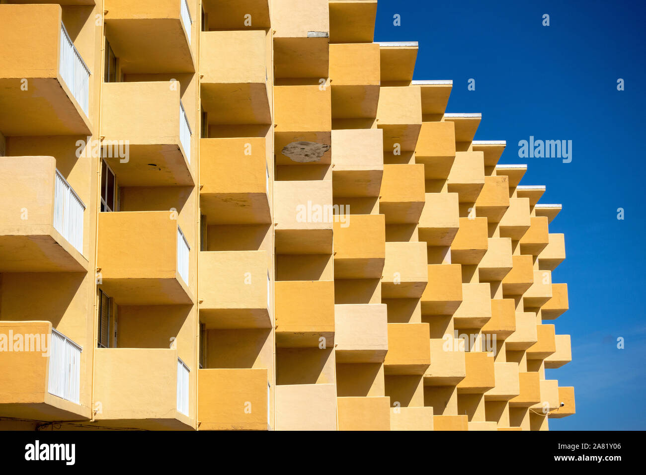 Architettura degli anni sessanta con geometrica astratta forme di Pattern dai balconi delle camere di un hotel su Atlantic Avenue Daytona Beach Florida USA Foto Stock