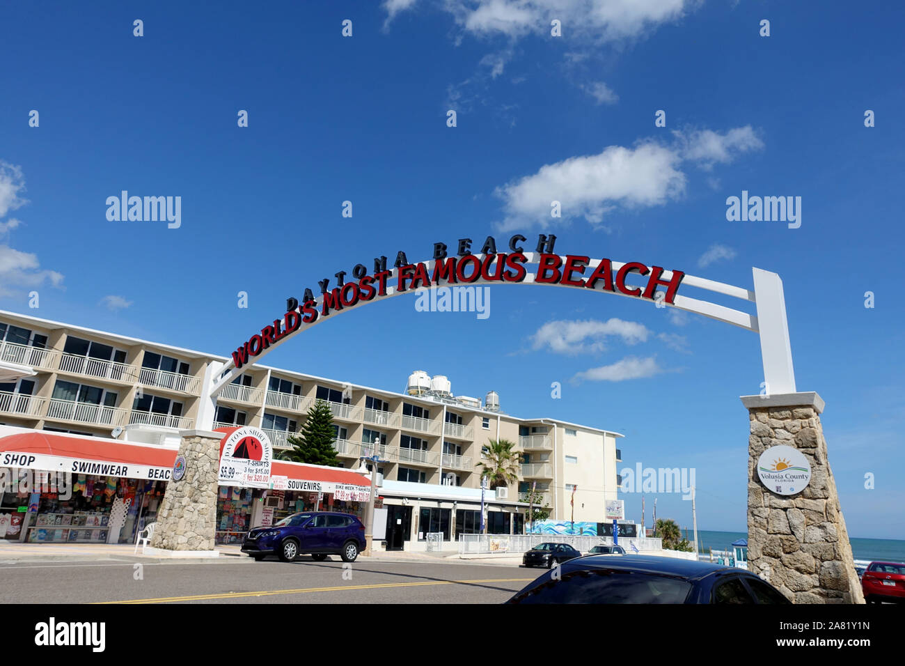 Daytona Beach segno "mondi più famosa spiaggia' al veicolo la rampa di accesso a guidare sulla spiaggia Foto Stock