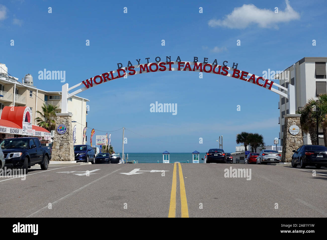 Daytona Beach segno "mondi più famosa spiaggia' al veicolo la rampa di accesso a guidare sulla spiaggia Foto Stock