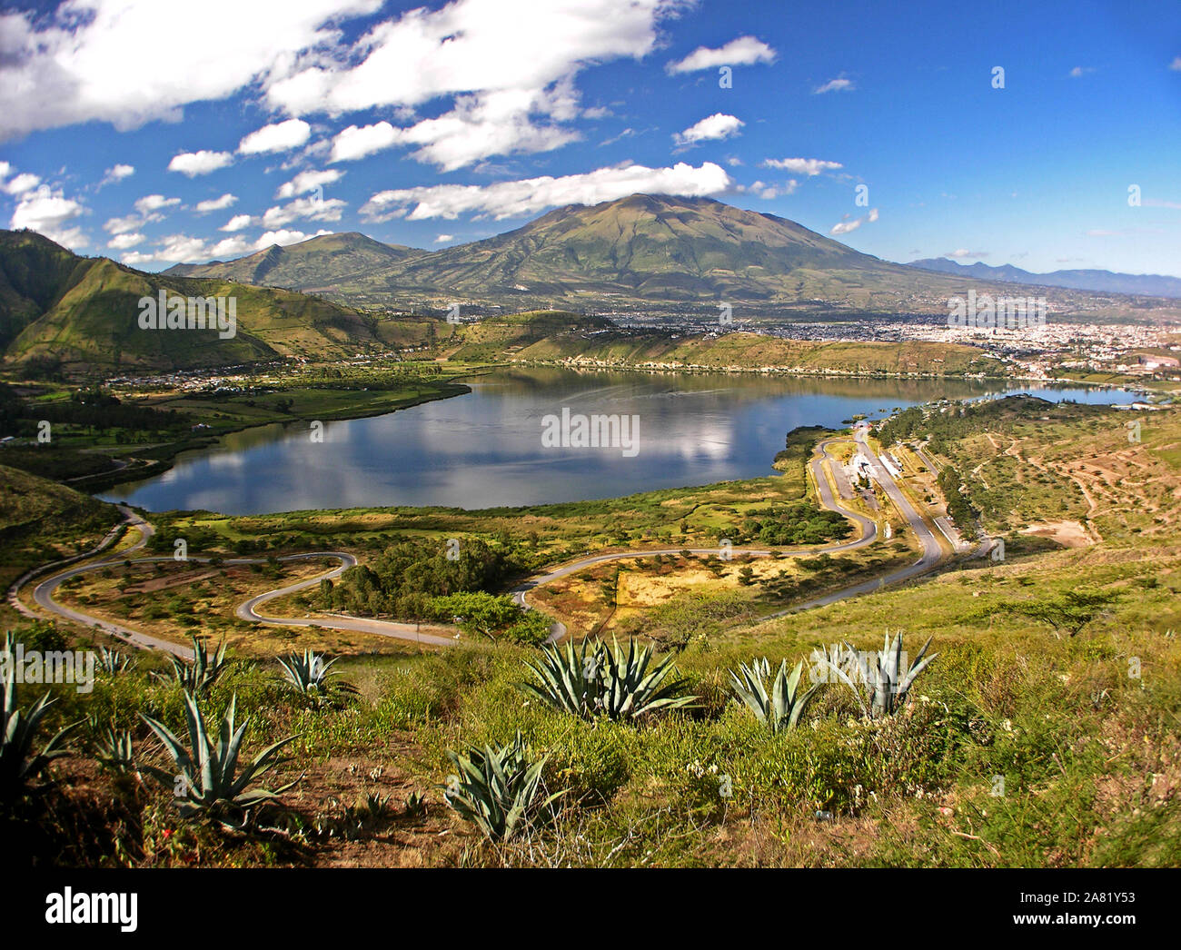 Vista panoramica di Yahuarcocha "lago di sangue' e Imbabura vulcano. Ecuador. Sito di battaglia tra Incas e Caranquis. Foto Stock