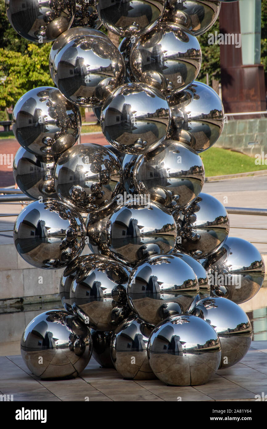 A BILBAO, Spagna - Agosto 2019 - Scultura 80 sfere di acciaio inossidabile, dall'artista indiana Anish Kapoor, situato presso il Museo Guggenheim Foto Stock