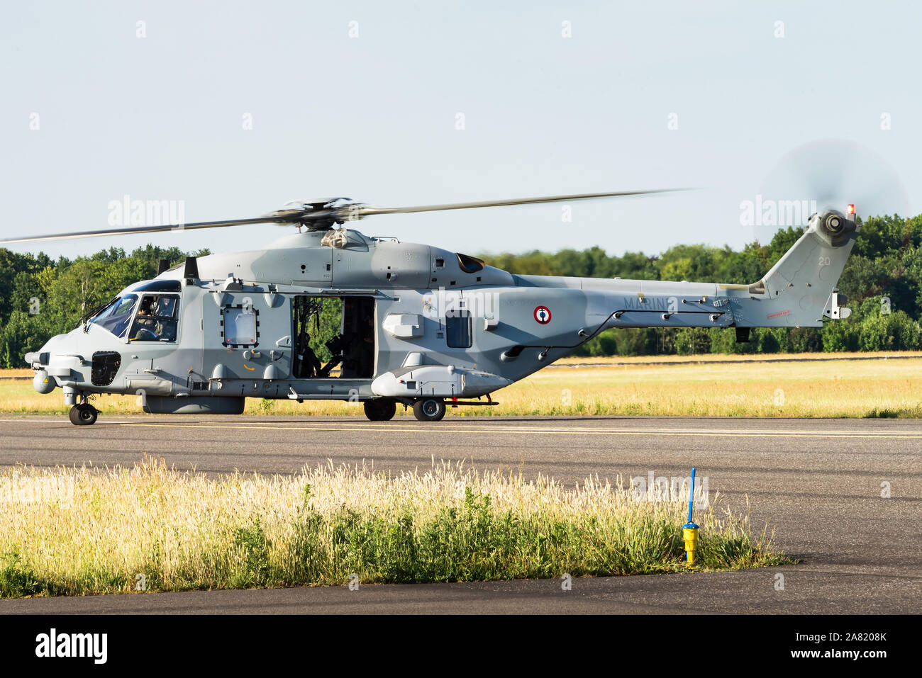 Un NHIndustries NH90 multi-ruolo di elicottero militare della Marina Militare Italiana. Foto Stock