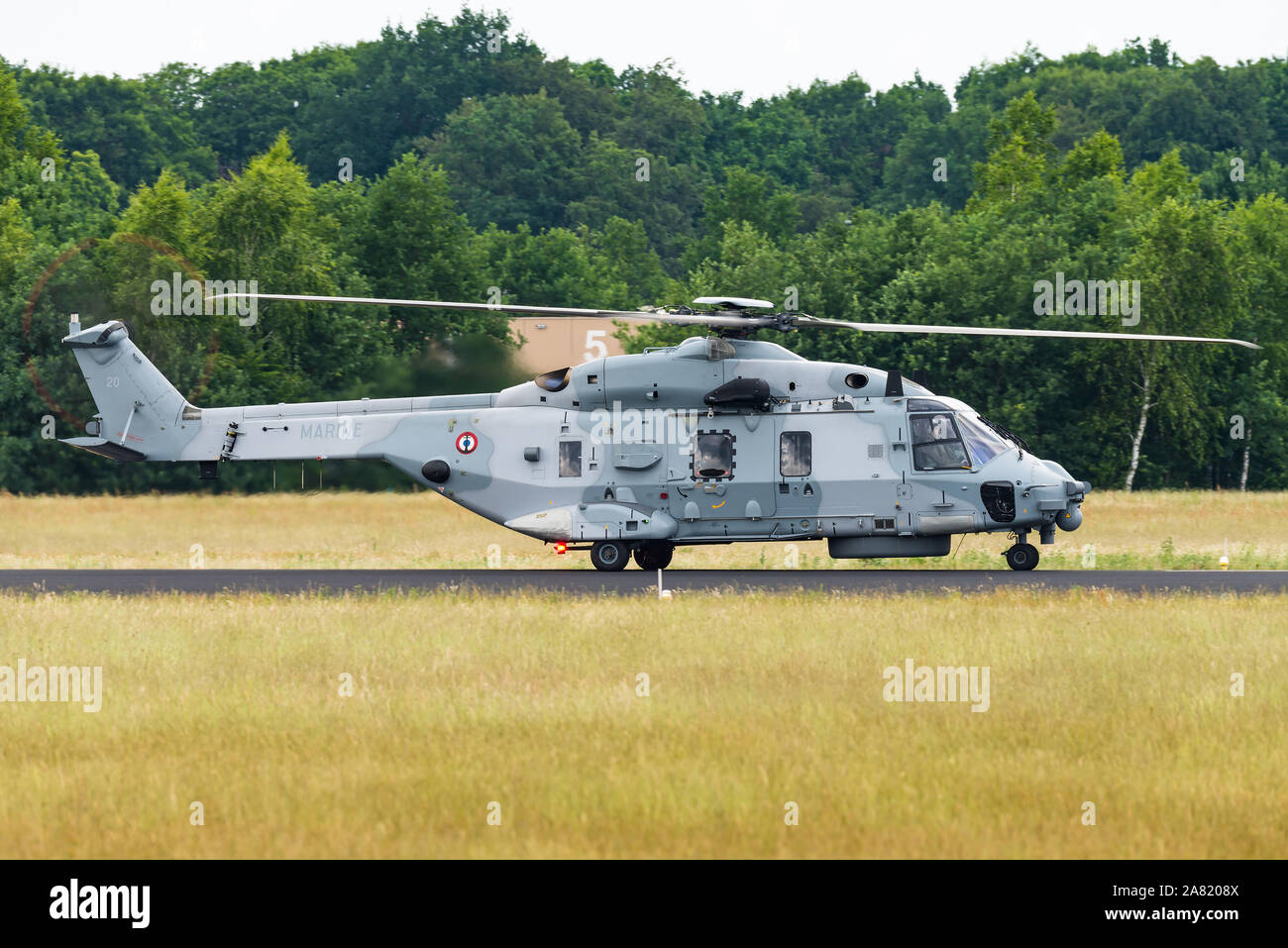 Un NHIndustries NH90 multi-ruolo di elicottero militare della Marina Militare Italiana. Foto Stock