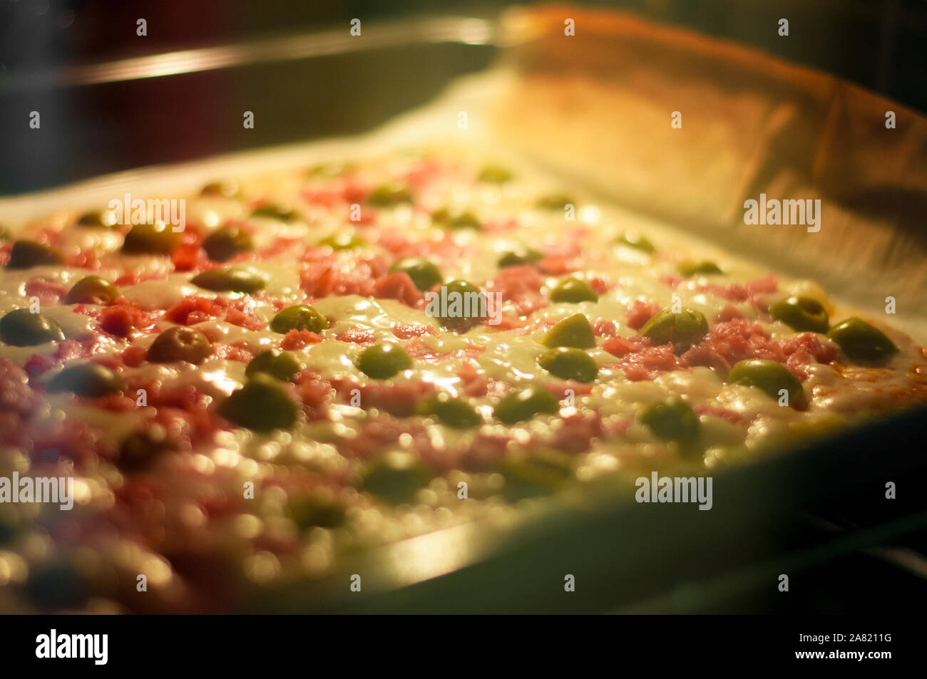 La pizza in un forno di casa Foto stock - Alamy