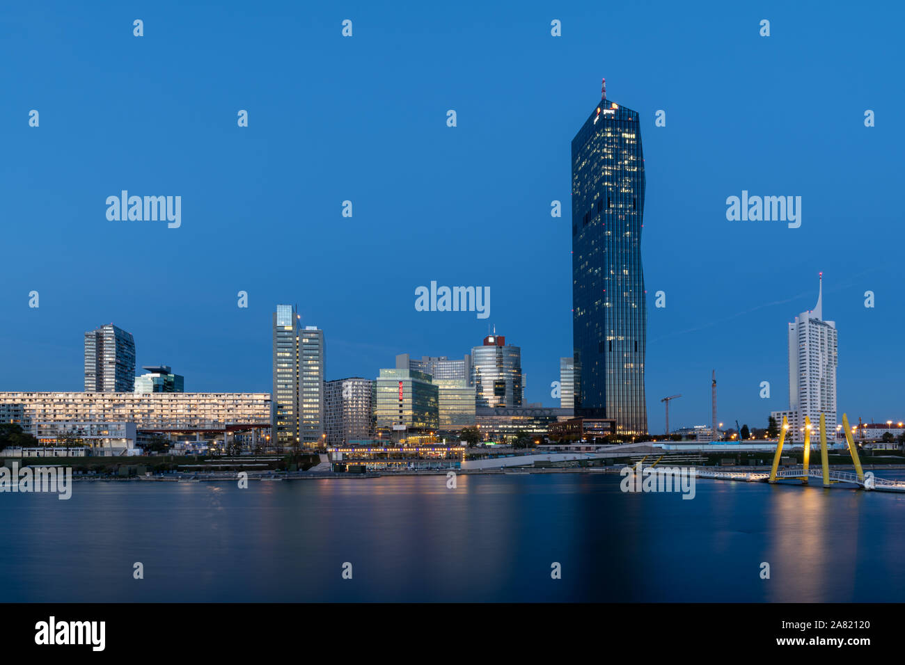 Skyline di edifici alti vicino al Danubio a Vienna, Austria su una chiara sera dopo il tramonto Foto Stock