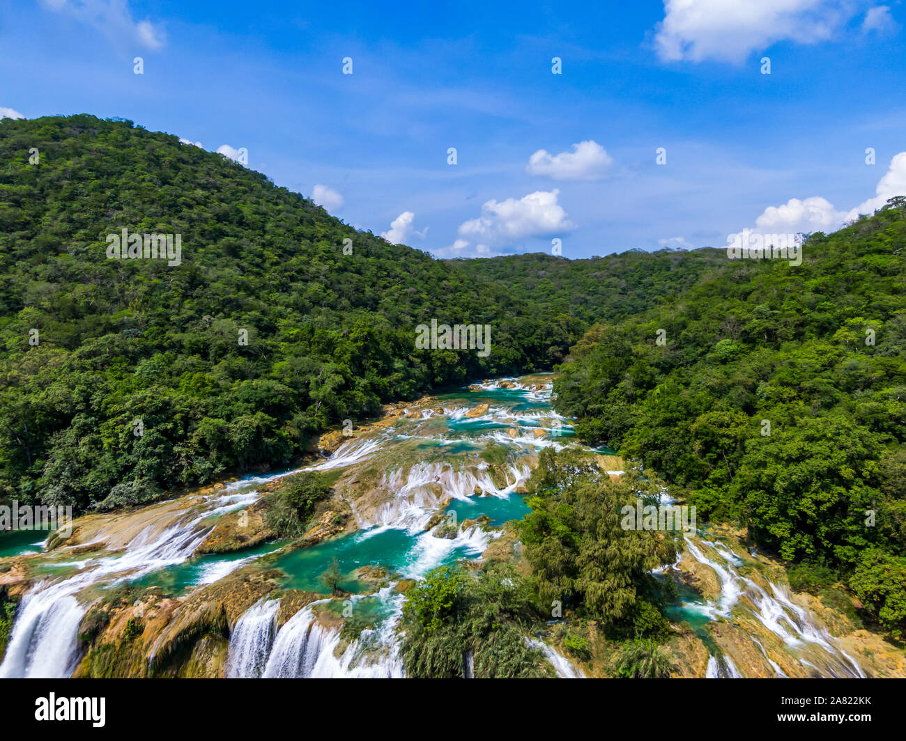 Antenna fuco colpo di acqua caduta Tamul in San Luis Potosi Messico, acqua caduta da un drone, verde acqua caduta, bella cascata,Tamul caduta d'acqua. Foto Stock