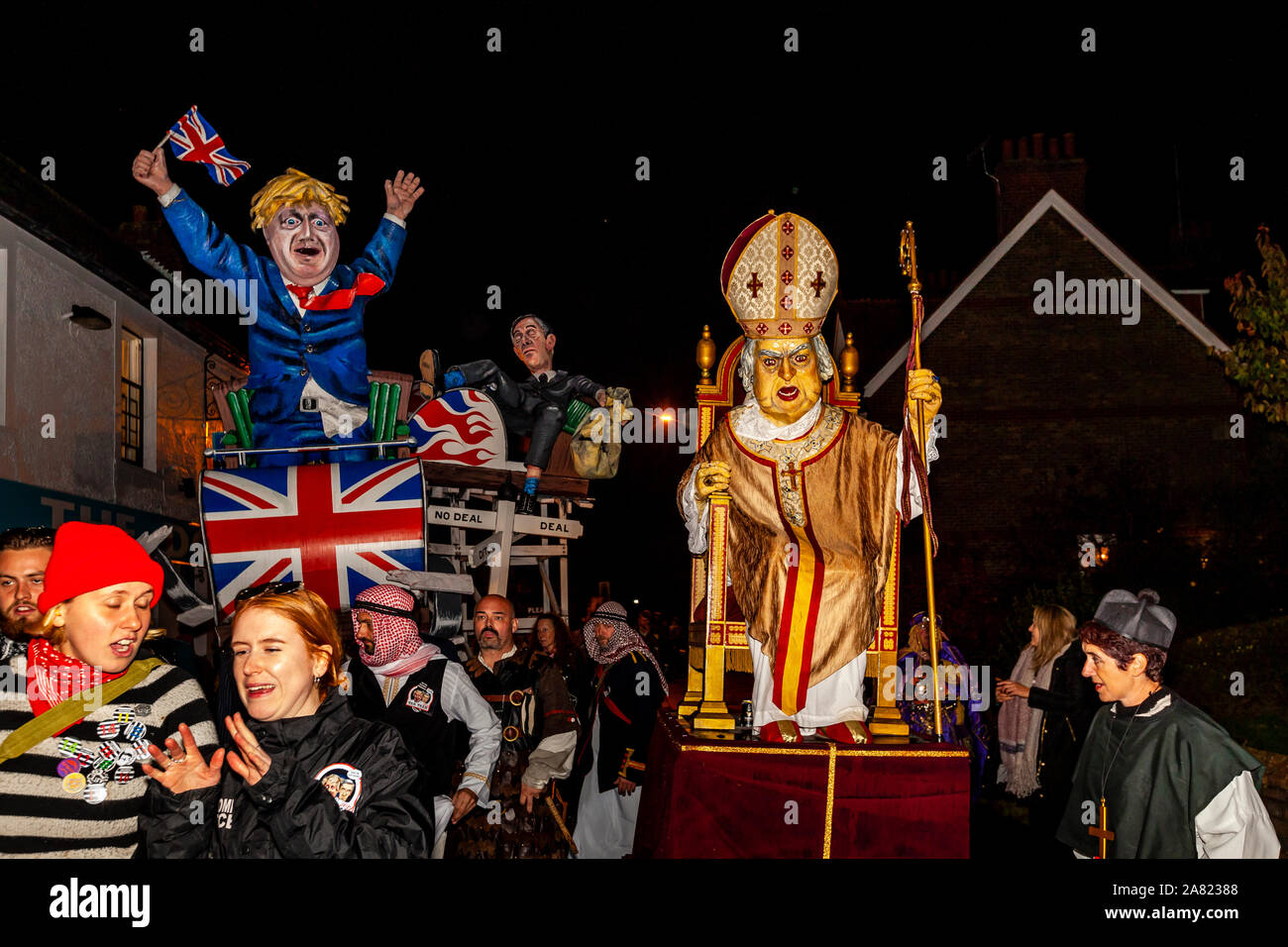 Lewes, Regno Unito. 5 novembre 2019. Cliffe falò società scegliere il soggetto di Boris Johnson e Brexit per loro falò effige di quest'anno, notte dei falò (Guy Fawkes) celebrazioni. Lewes, Sussex, Regno Unito. Credito: Concedere Rooney/Alamy Live News Foto Stock