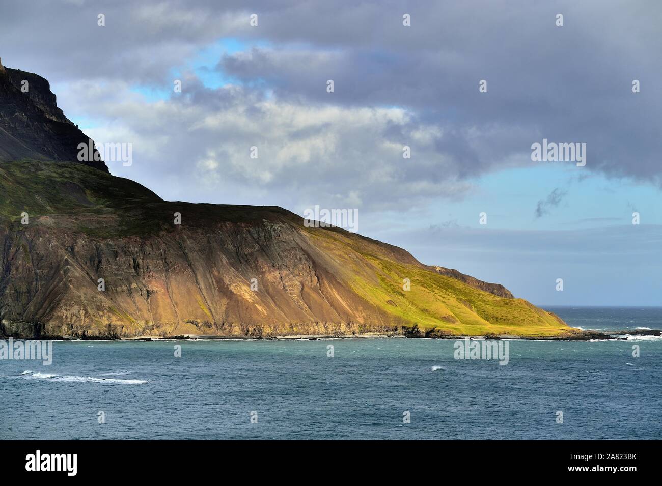 Borgarfjordur Eystri, Islanda. Una sezione di rocky e costa remoto nell'Islanda Orientale lungo un fiordo fuori dal mare di Norvegia. Foto Stock