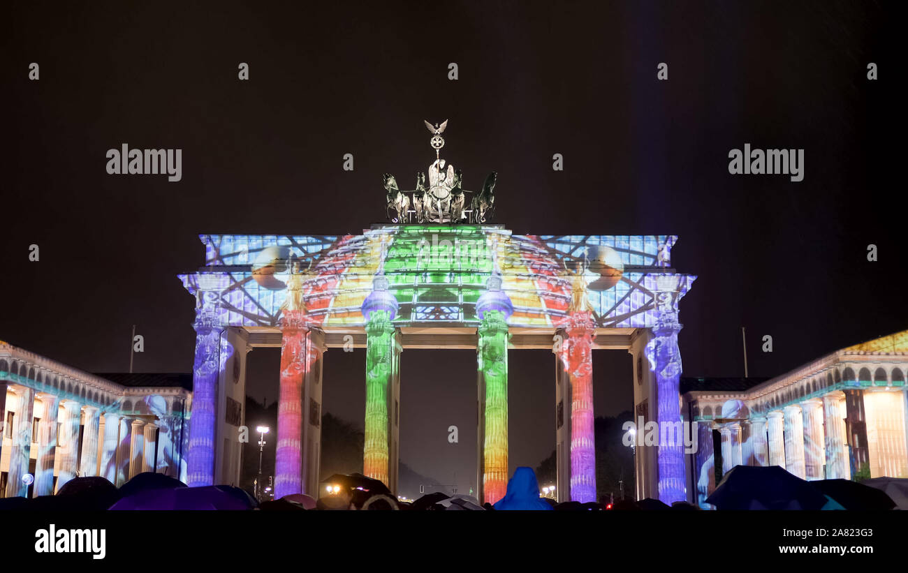 Berlino, Germania-ottobre 7, 2017: arcobaleno di colori proiettata sulla porta di Brandeburgo a Berlino, Germania Foto Stock