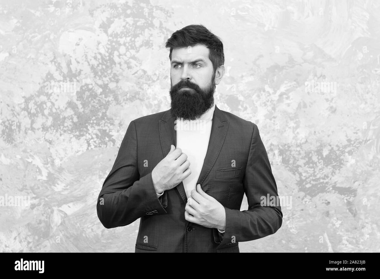 Abbigliamento uomo e fashion concept. Guy brutale modello di moda. La gente di affari fashion style. Abbigliamento formale per l'ufficio. Sicuro e di successo. Uomo bello barbuto imprenditore lusso indossare tuta formale. Foto Stock