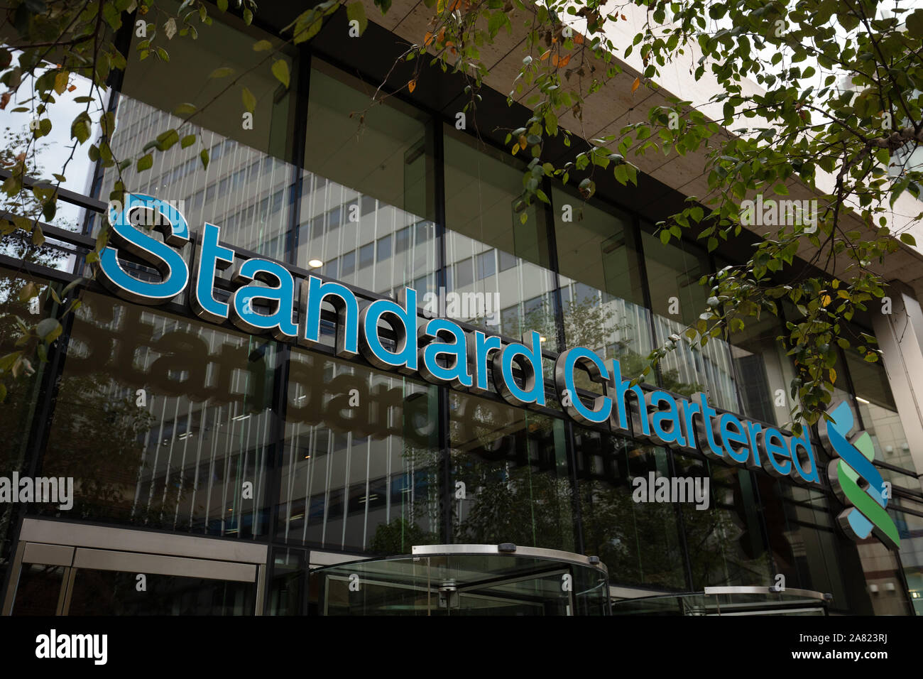 Logo della Standard Chartered visto nella città di Londra, Regno Unito nel mese di novembre. Foto Stock