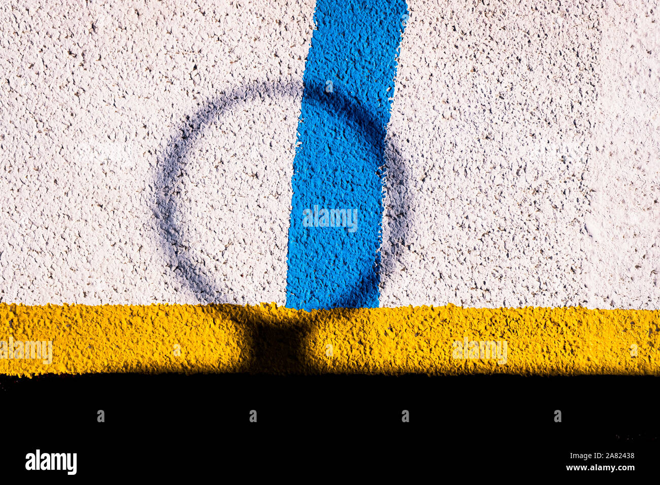Ombra di Basketball hoop e le linee colorate su un pavimento dello sfondo. Foto Stock