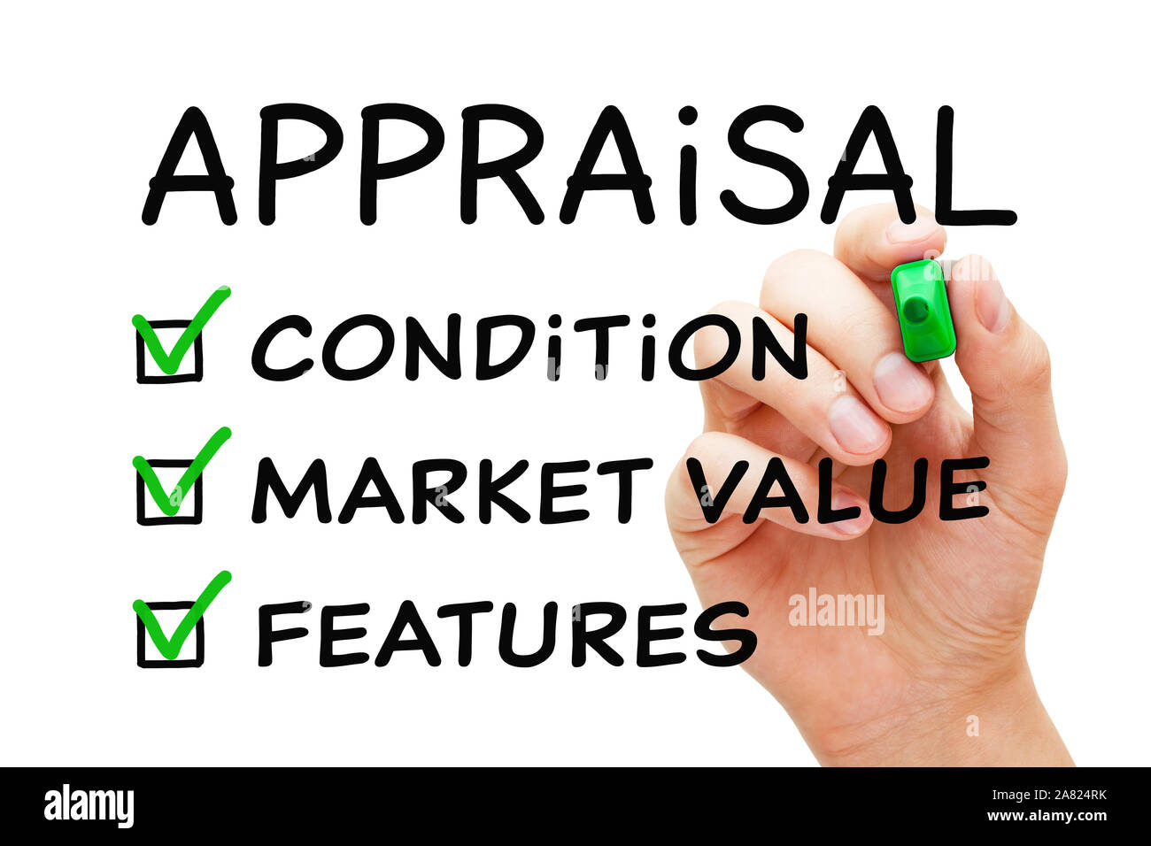 La mano di riempimento checklist di valutazione Concetto aziendale con le caselle di controllo sulla condizione, il valore di mercato e caratteristiche. Foto Stock
