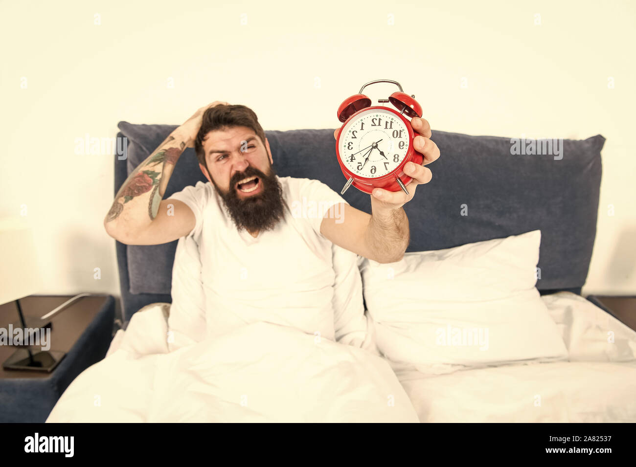 Migliori orologi di allarme per le persone che odiano la mattina. Uomo  Barbuto hipster odio svegliarsi presto. L'energia distruttiva. Più  difficile momento della giornata. È del tutto normale per odiare il vostro