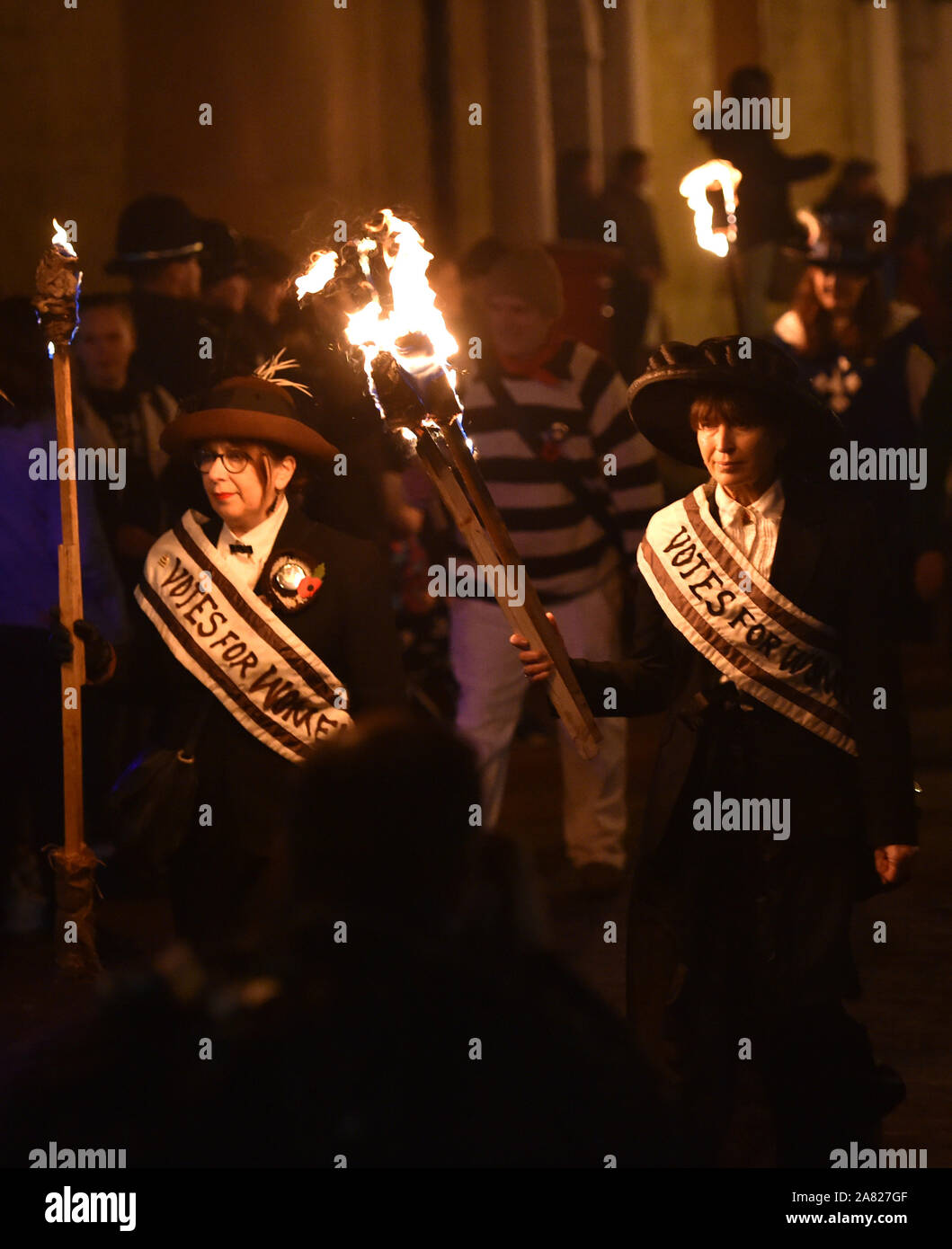 Lewes Regno Unito 5 Novembre 2019 - donne abbigliate come suffragettes come migliaia di prendere parte e guardare annuale di Lewes il falò celebrazioni ricordando il fallimento di Guy Fawkes trama di polvere da sparo di 1605 .Il Lewes notte dei falò celebrazioni sono il più grande "Quinto di novembre " evento in tutto il mondo con le sei città falò delle società partecipanti e oltre 30 processioni svolge in tutta la sera : credito Simon Dack / Alamy Live News Foto Stock