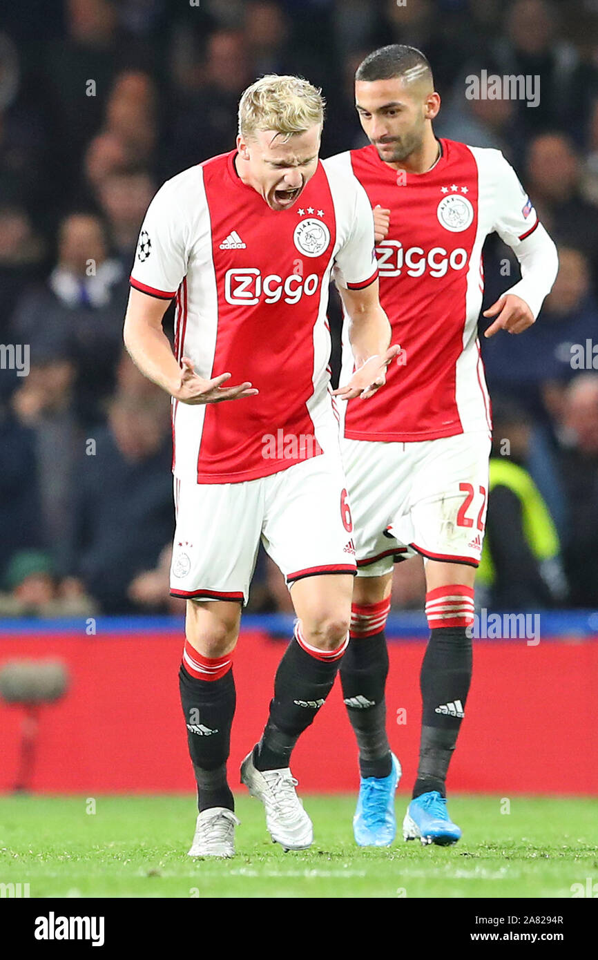 5 novembre 2019 Londra, Inghilterra Calcio UEFA Champions League Group Fase Chelsea contro Ajax L-r: Donny van de Beek di Ajax schreeuwt het uit van vreugde na zijn 1-4 Foto Stock