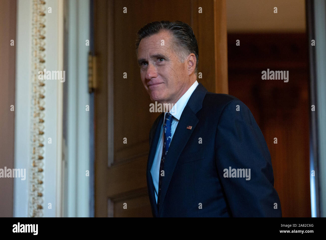 Washington, DC, Stati Uniti d'America. 5 Novembre, 2019. Stati Uniti il senatore Mitt Romney (Repubblicano dello Utah) si diparte il repubblicano del senato pranzi al Campidoglio di Washington, DC, Stati Uniti, Martedì, 5 novembre 2019. Credito: Stefani Reynolds/CNP | Utilizzo di credito in tutto il mondo: dpa/Alamy Live News Foto Stock