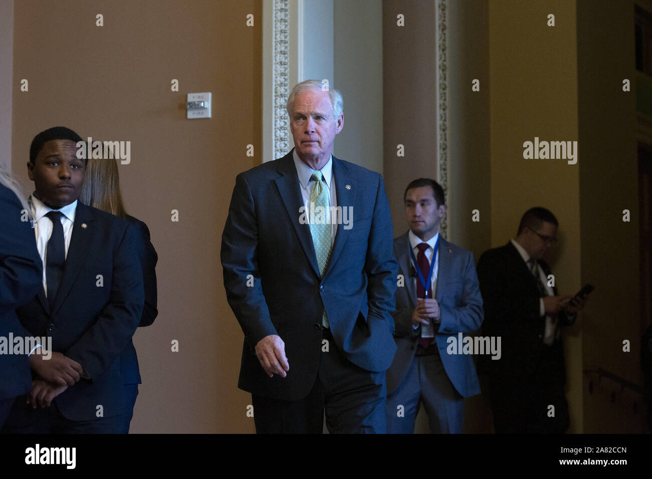 Washington, Distretto di Columbia, Stati Uniti d'America. 5 Novembre, 2019. Stati Uniti il senatore Ron Johnson (Repubblicano del Wisconsin) si diparte il repubblicano del senato pranzi al Campidoglio di Washington, DC, Stati Uniti, Martedì, 5 novembre 2019. Credito: Stefani Reynolds/CNP Credito: Stefani Reynolds/CNP/ZUMA filo/Alamy Live News Foto Stock