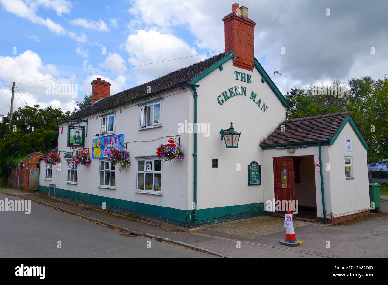 Il Green man pub o public house nel villaggio di Milwich, vicino a Stafford, Staffordshire, England, Regno Unito Foto Stock