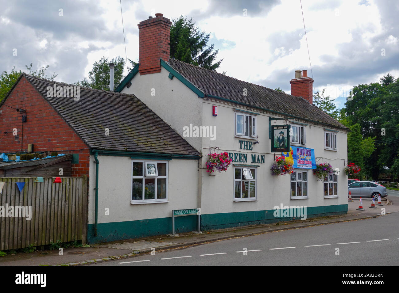 Il Green man pub o public house nel villaggio di Milwich, vicino a Stafford, Staffordshire, England, Regno Unito Foto Stock