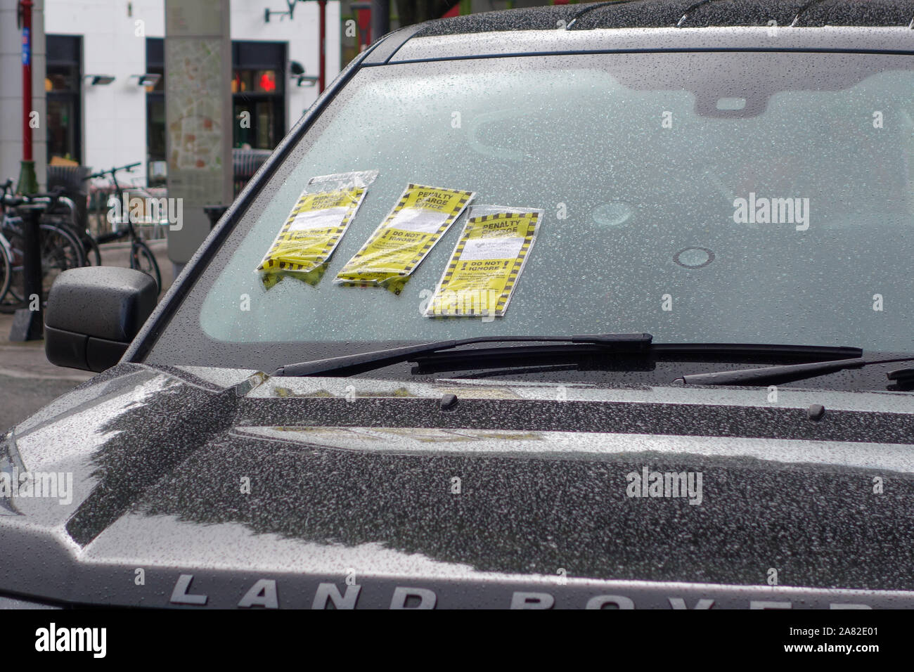 Un auto con 3 i biglietti per il parcheggio, o addebito di penalità avvisi sul parabrezza, Birmingham, Inghilterra, Regno Unito Foto Stock