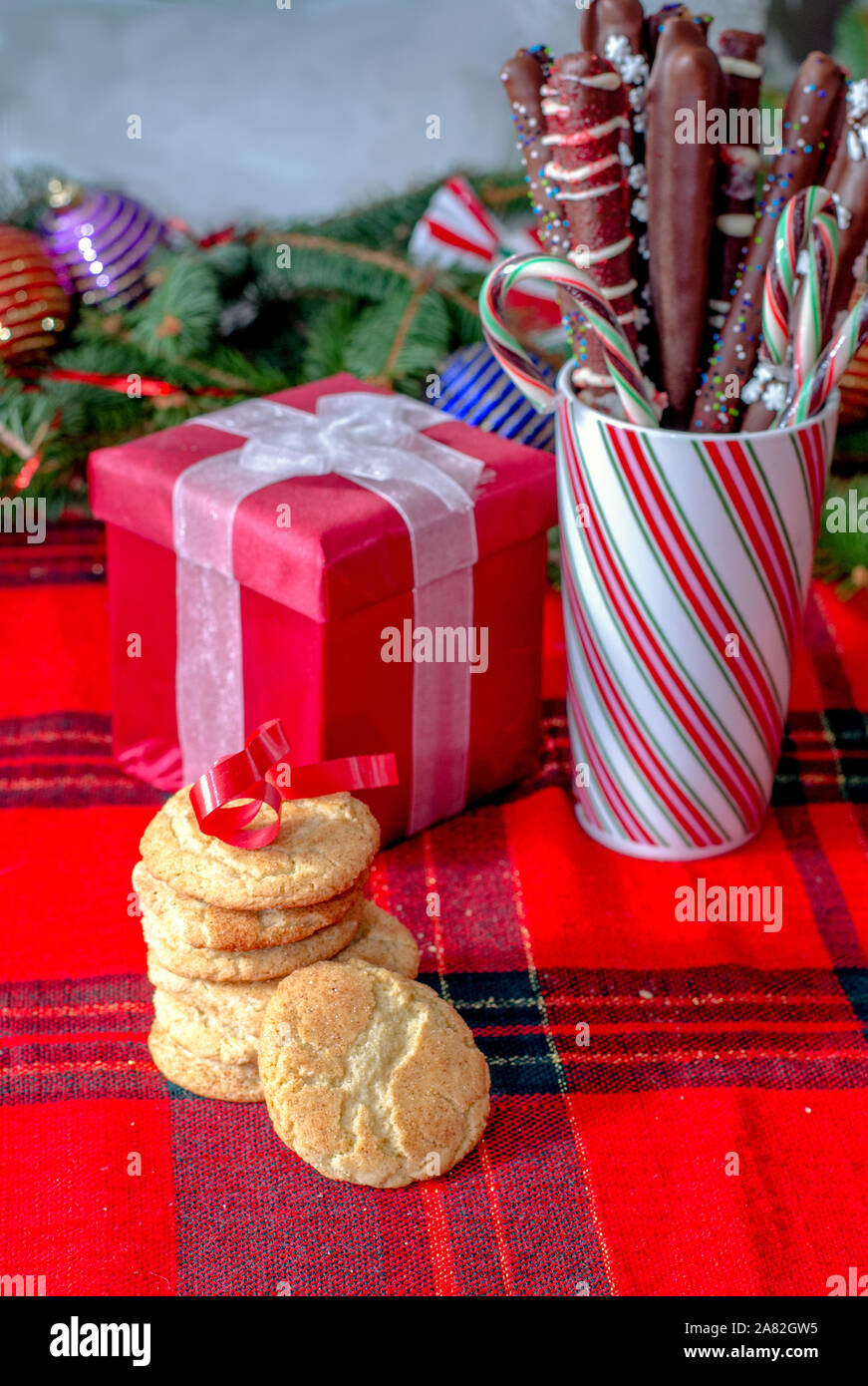 Il cioccolato salatini e biscotti Holiday still life per Natale Foto Stock