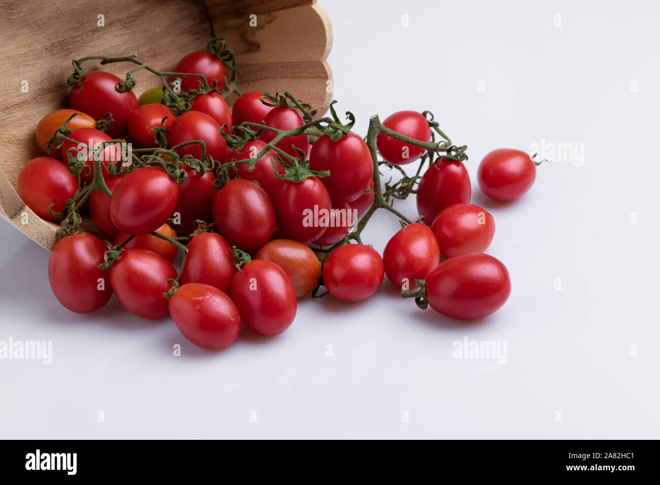 Uva o di pomodoro ciliegino filiale. Pila di uva rossa pomodori isolati su sfondo bianco, morbido e leggero Foto Stock