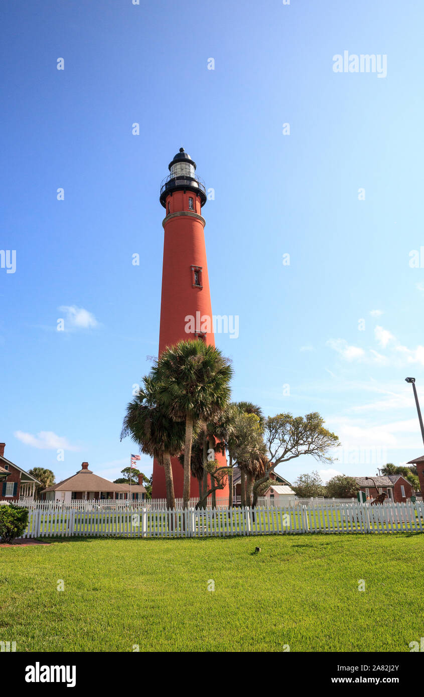 Ponce Inlet, Florida, Stati Uniti d'America - 2 Novembre 2019: Ponce de Leon faro di ingresso e il museo in Ponce Inlet vicino a New Smyrna Beach, Florida. Uso editoriale. Foto Stock