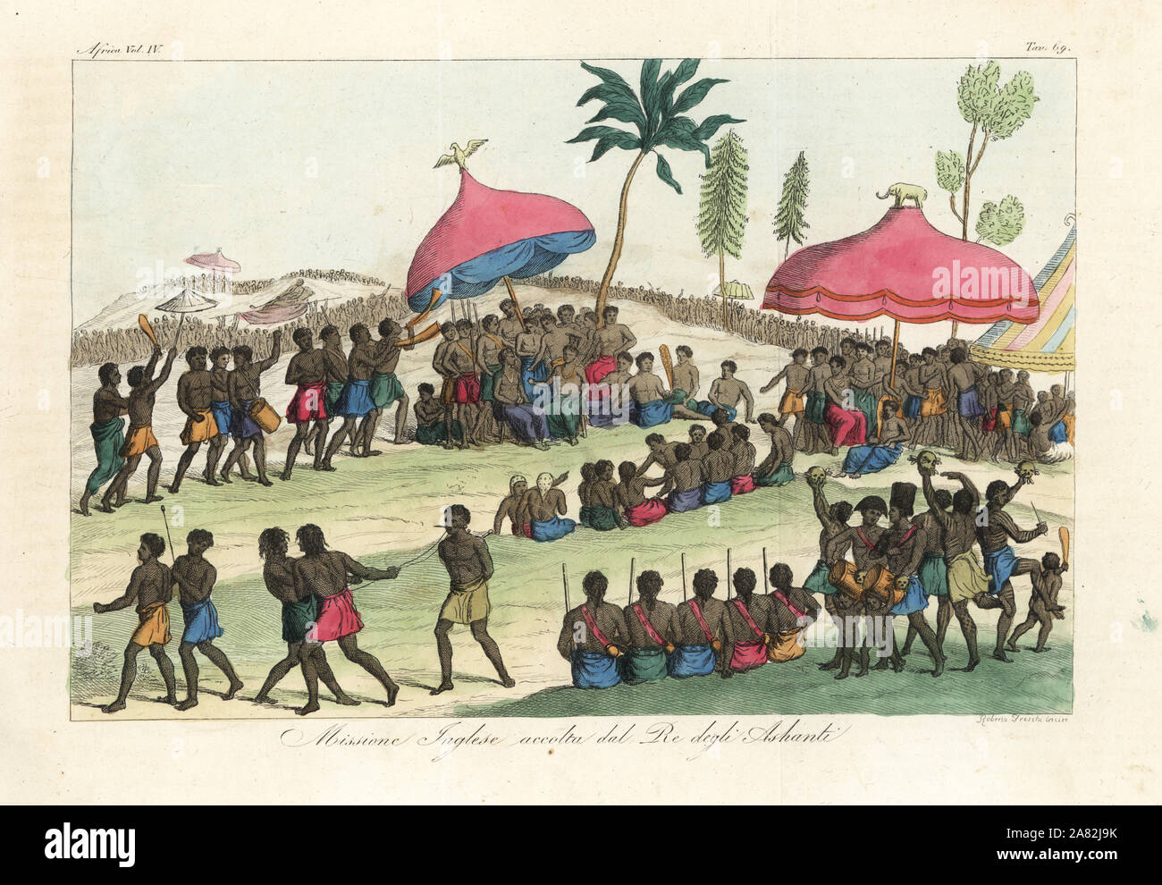 Il Re degli Ashanti (Ghana) accoglie una missione inglese guidata da Thomas Bowdich, 1817. I percussionisti e ballerine con teschi umani eseguire nella parte anteriore dei nobili sotto gli ombrelloni. Handcolored incisione su rame di Antonio Sasso da Giulio Ferrario le antiche e moderne costumi di tutti i popoli del mondo, Firenze, Italia, 1843. Foto Stock